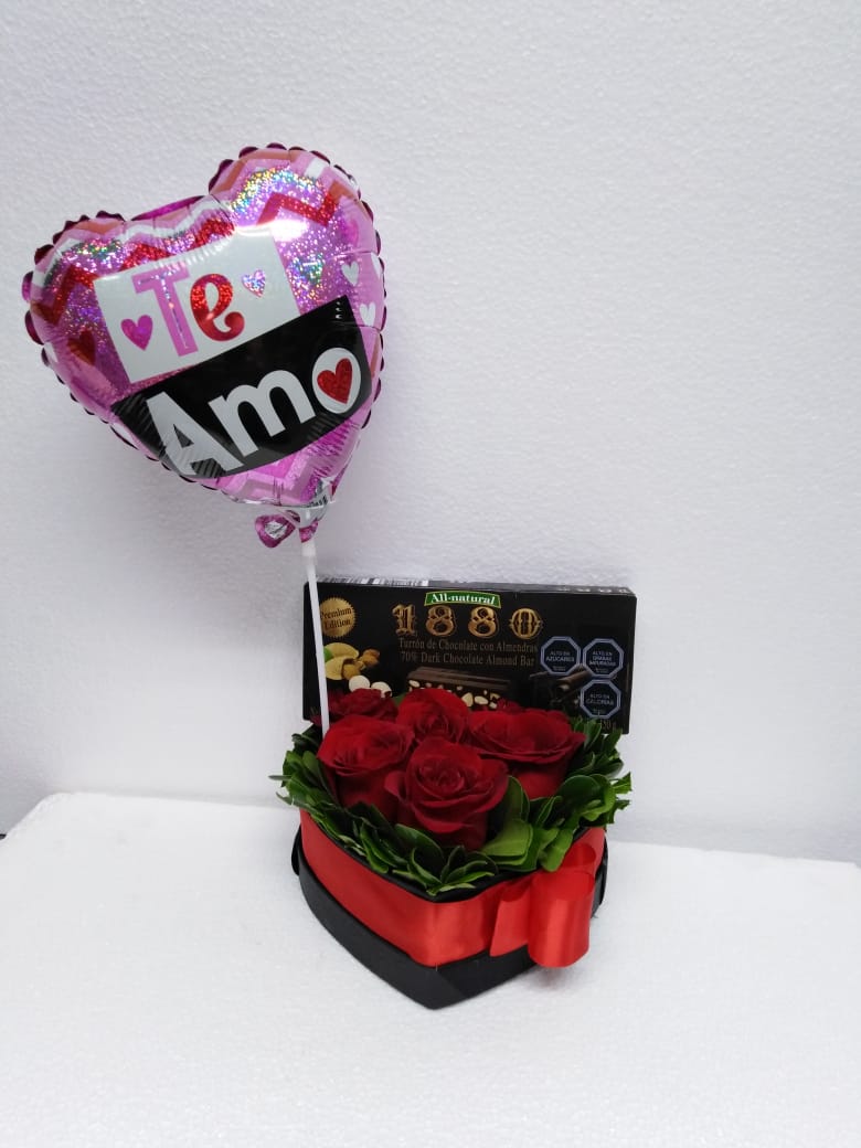 Caja corazn con 6 Rosas ms Turrn 150 Grs y Globito